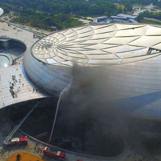 江蘇大劇院失火冒煙續(xù):起火點為綜藝廳幕墻 保溫材料被燒毀